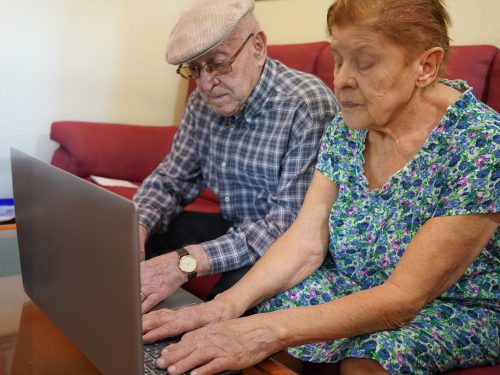 pareja de personas mayores utilizando una computadora portátil