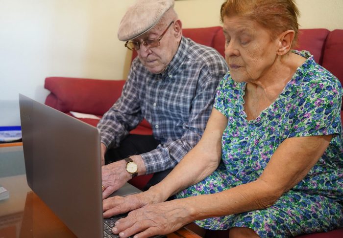 pareja de personas mayores utilizando una computadora portátil