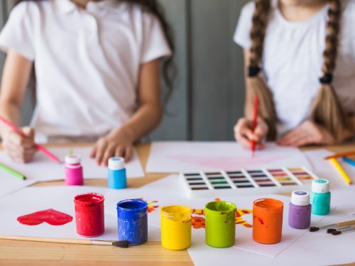 niños pintando