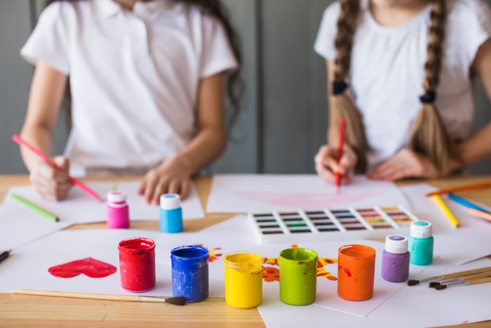 niños pintando