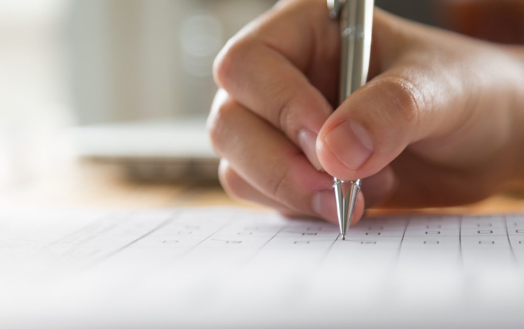 mano de persona anotando respuestas en un examen